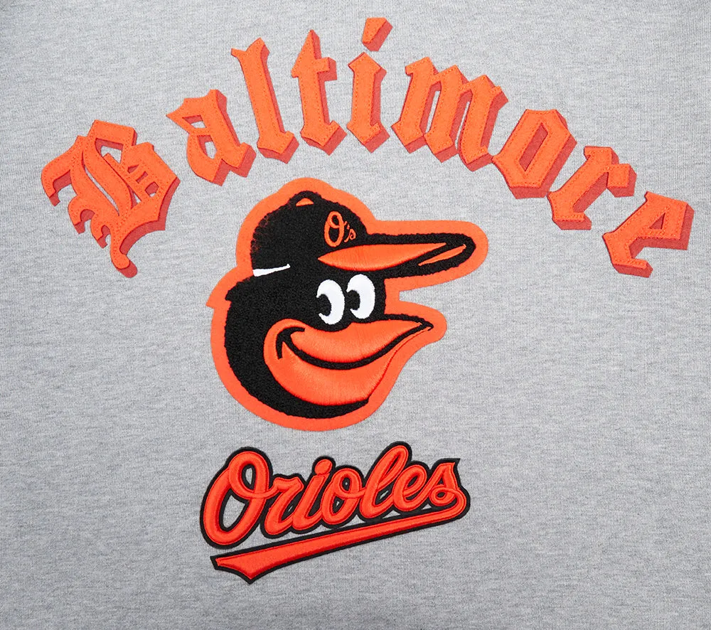 MLB BALTIMORE ORIOLES OLD ENGLISH MEN'S PO HOODIE (HEATHER GREY)