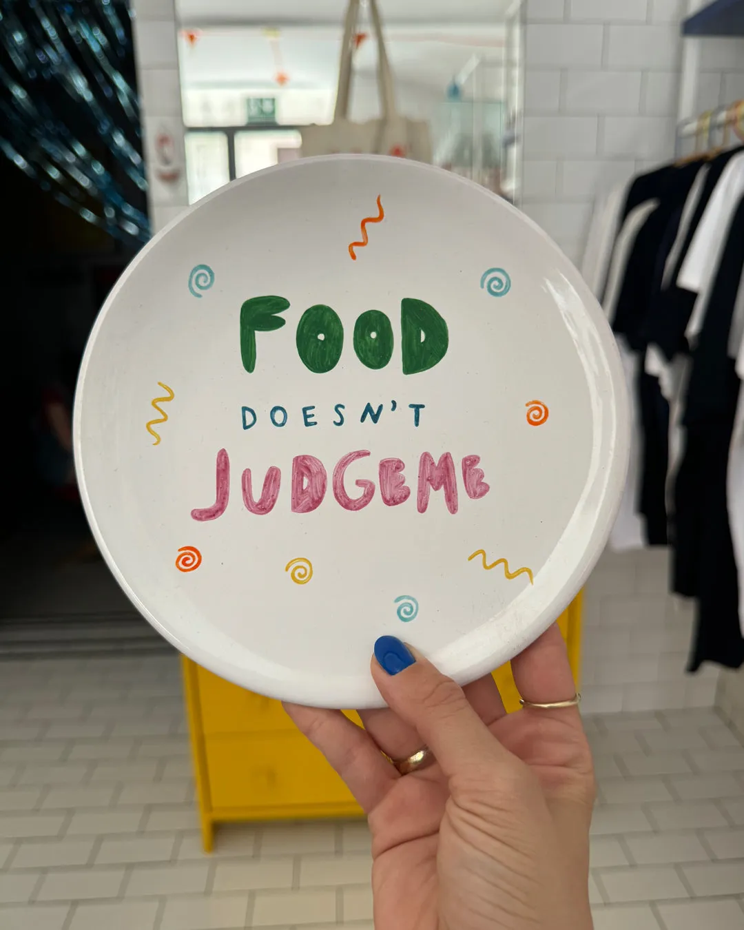 "Food doesn't judge me" plate